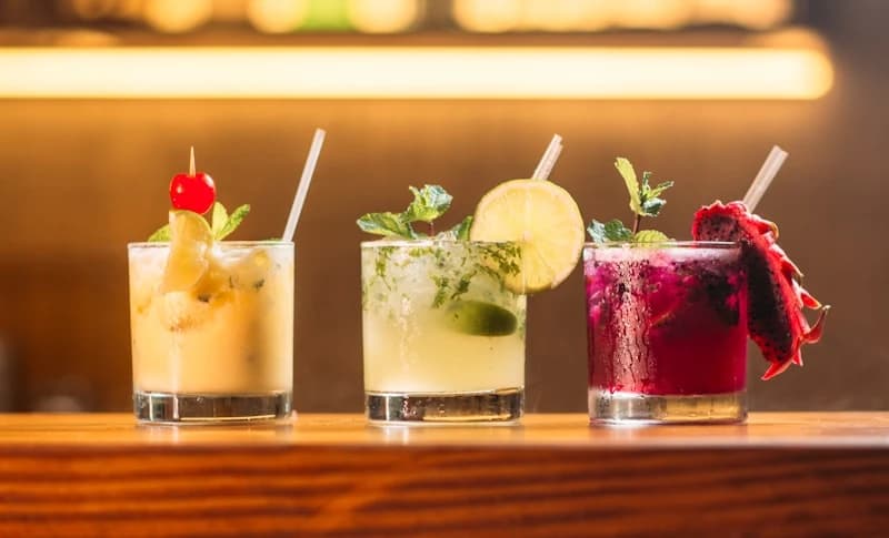 Caipirinhas à beira da piscina