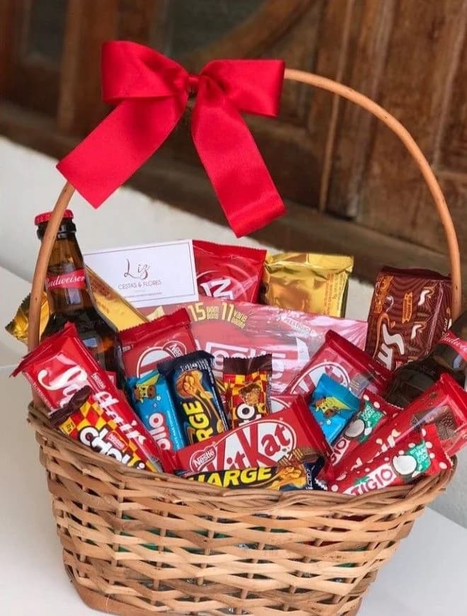 Cesta de guloseimas e chocolates para os noivos